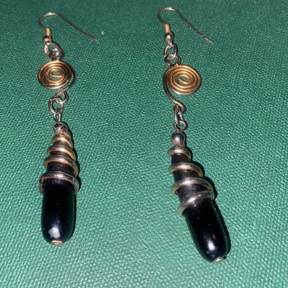 Vintage gold string and resin earrings - Picture 4 of 4